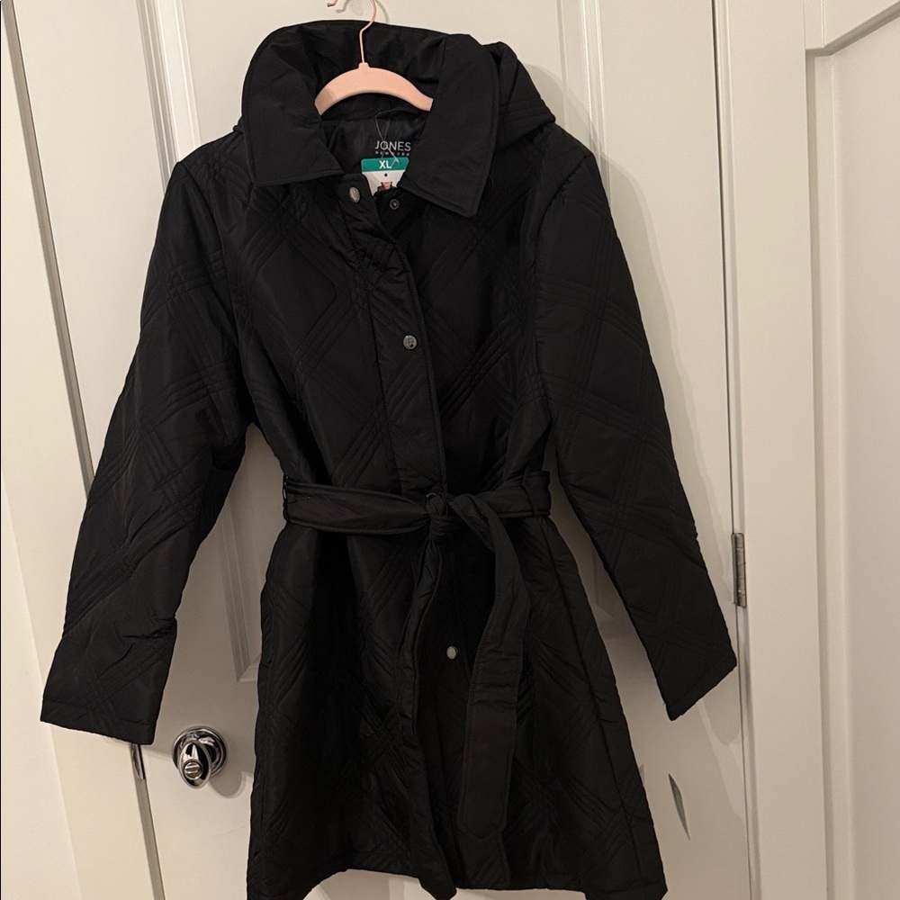 NWT Jones New York black XL long quilted hooded raincoat with‎ belted tie.
